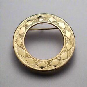 Vintage Round Gold Tone Brooch – Geometric Diamond Pattern Circle Pin